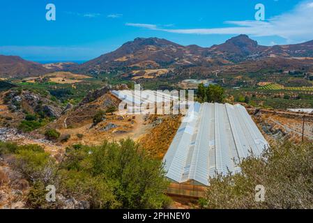 Vue panoramique sur le paysage agricole près des villages d'Asomatos et de Lefkogeia sur l'île grecque de Crète. Banque D'Images