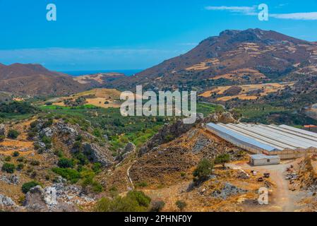 Vue panoramique sur le paysage agricole près des villages d'Asomatos et de Lefkogeia sur l'île grecque de Crète. Banque D'Images