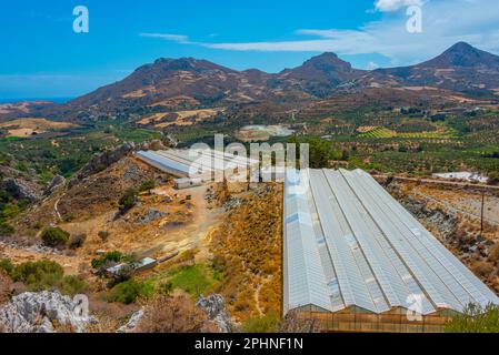 Vue panoramique sur le paysage agricole près des villages d'Asomatos et de Lefkogeia sur l'île grecque de Crète. Banque D'Images