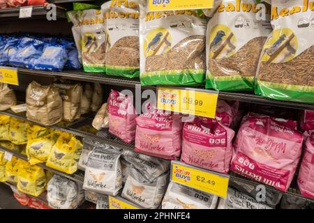 Vue sur la nourriture pour oiseaux sauvages à vendre sur une étagère dans un supermarché Banque D'Images