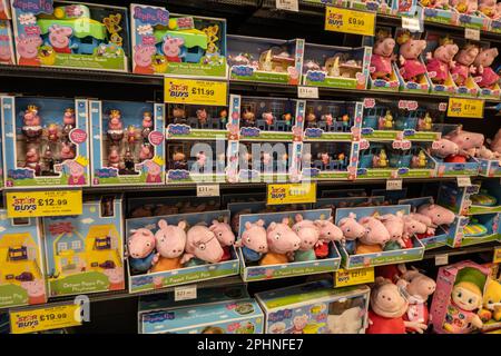 Jouets Peppa Pig en vente dans une boutique de jouets à Norwich Norfolk Banque D'Images