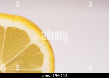 foto macro di un bel limone tagliato a metà, primo piano di un limone Banque D'Images
