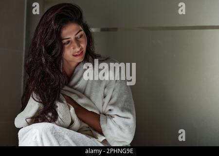 Femme séchant les cheveux avec une serviette douce après la douche Banque D'Images