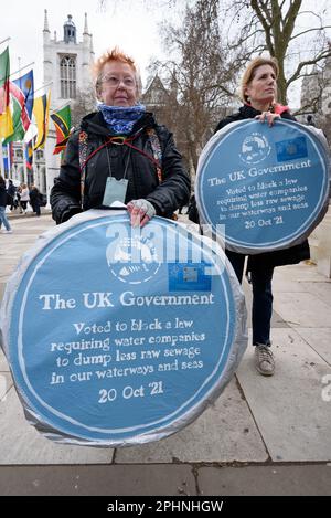 Démo de Dirty Water - Londres, Royaume-Uni. 13 mars 2023. Les militants écologistes protestant contre la pollution de l'eau sur la place du Parlement tiennent des plaques bleues, en t. Banque D'Images