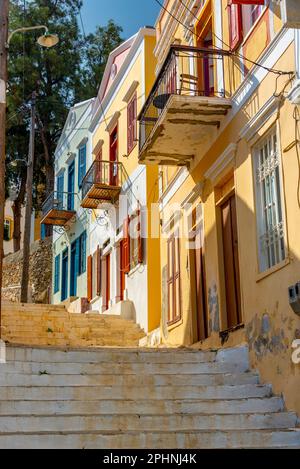 Rues colorées d'une ville sur l'île grecque de Symi. Banque D'Images