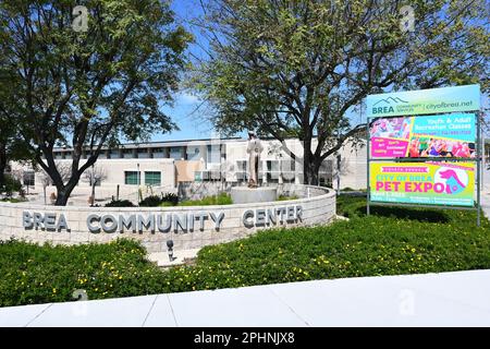 BREA, CALIFORNIE - 28 MARS 2023 : Sculpture Sign and Quintessence au centre communautaire de Brea, une installation à usages multiples. Banque D'Images