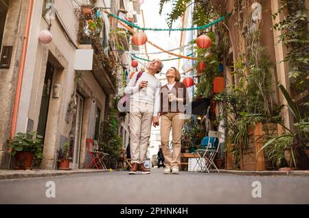 Prise de vue en longueur d'un couple de touristes seniors heureux marchant à l'extérieur Banque D'Images
