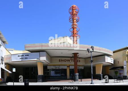 BREA, CALIFORNIE - 28 MARS 2023 : la Maison des Pères OC, une église du centre-ville de Brea, dans l'ancien théâtre Edwards Brea West. Banque D'Images