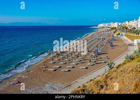 Vue aérienne de la plage d'Elli à Rhodes en Grèce. Banque D'Images