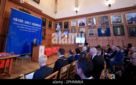 Belfast, Royaume-Uni. 28th mars 2023. M. Zheng Zeguang, ambassadeur de la Chine au Royaume-Uni, prononce un discours lors du Forum Chine-Royaume-Uni/Irlande du Nord sur les nouvelles innovations énergétiques à Belfast, en Irlande du Nord, au Royaume-Uni, au 28 mars 2023. Mardi, les responsables chinois et irlandais ont exprimé leur désir de renforcer la coopération sur les nouvelles innovations énergétiques, dans le contexte des défis du changement climatique et de la perte de biodiversité. Crédit : Li Ying/Xinhua/Alay Live News Banque D'Images