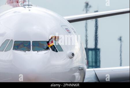 Berlin, Allemagne. 29th mars 2023. Le drapeau allemand et la norme royale sont attachés à l'avion par le roi britannique. Avant son couronnement en mai 2023, le roi britannique et la femme royale visiteront l'Allemagne pendant trois jours. Credit: Jens Büttner/dpa/Alay Live News Banque D'Images