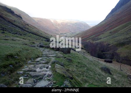 Le chemin vers le pont Stockley Packhorse à Seathwaite de la route à Scafell Pike via Esk Hause à Borrowdale dans le parc national de Lake District. ROYAUME-UNI. Banque D'Images