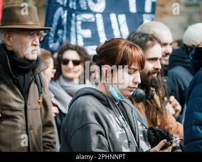 Strasborg, France - 29 mars 2023 : une foule animée qui fait la grève des adultes à Strasbourg - la France fait l'objet de plusieurs semaines de manifestations et de grèves liées à l'augmentation de l'âge de la retraite, qui a été adoptée la semaine dernière Banque D'Images