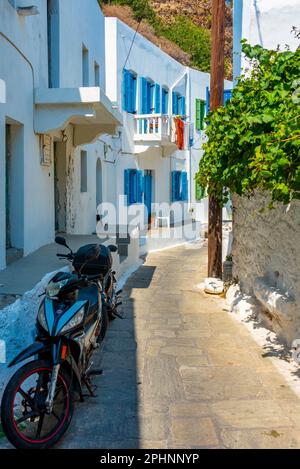 Rues colorées de la ville de Mandraki sur l'île grecque de Nisyros. Banque D'Images