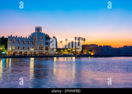 Vue sur le front de mer de Kos au coucher du soleil en Grèce. Banque D'Images