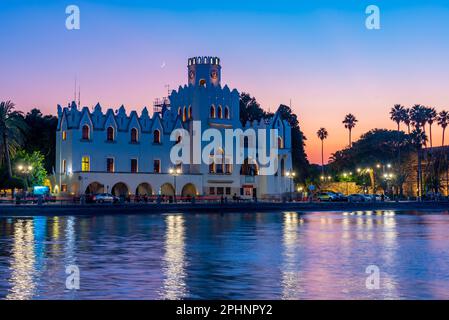 Vue sur le front de mer de Kos au coucher du soleil en Grèce. Banque D'Images