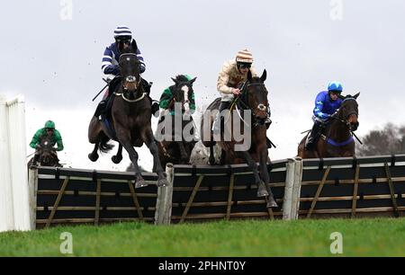 Broadway Boy monté par le jockey Jordan Naicor (au centre) sur leur chemin pour gagner les offres de la Premier League à rhino.bet handicap avec Jubilee Express monté par le jockey Sam Twiston-Davies (à gauche) deuxième à l'hippodrome de Market Rasen, Lincolnshire. Date de la photo: Mercredi 29 mars 2023. Banque D'Images