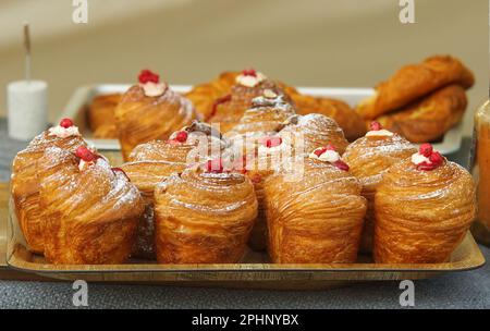 Des variations de muffins agrémentés de crème et de fcurant sont exposées sur le stand de bonbons du marché agricole de Prague. Gros plan, pas de personnes, pas d'IA. Banque D'Images
