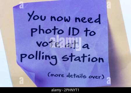 Dépliant sur les élections locales, élection du conseil le 4th mai 2023, Angleterre, Royaume-Uni. Rappel vous avez maintenant besoin d'une pièce d'identité avec photo pour voter à un bureau de vote Banque D'Images