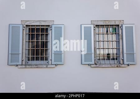 Vieille maison avec deux fenêtres dans une Sunny Day à Arzo, Tessin, Suisse. Banque D'Images