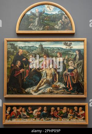 Paris, France - 02 19 2023 : Musée du Louvre. Retable de la lamentation du Christ peinte par Joos Van Cleve Banque D'Images