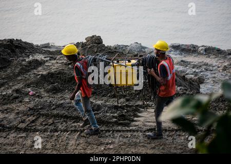 Guwahati, Inde. 27 mars 2023. Les ouvriers de la construction se sont occupés à fabriquer un poteau en béton près de la rivière Brahmaputra à Guwahati. Banque D'Images