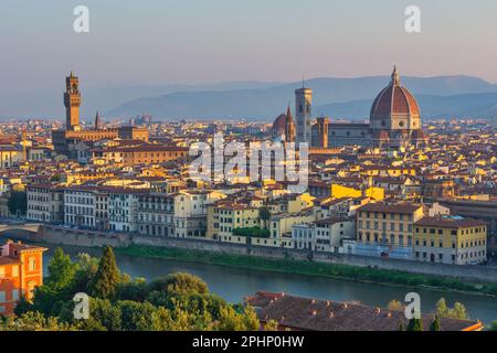 Florence Italie, vue sur la ville à Florence Duomo Santa Maria del Fiore Cathédrale et Arno River, Toscane Italie Banque D'Images