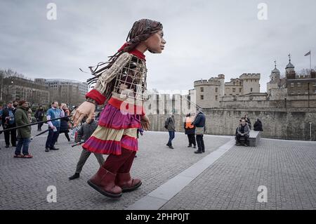 Londres, Royaume-Uni. 29th mars 2023. Little Amal arrive à Tower Hill. Amal, dont le nom signifie espoir en arabe, est en voyage de Turquie depuis juillet 2021 et a été créé par Handspring, la société qui a fait les marionnettes équines dans War Horse. La marionnette de 3,5meter d’une jeune fille syrienne de neuf ans représente les millions d’enfants contraints de quitter leur foyer dans des situations désespérées. Credit: Guy Corbishley/Alamy Live News Banque D'Images