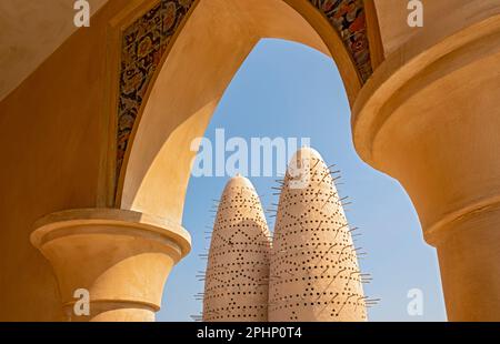 Vue sur Pigeon Towers à travers l'arcade de la mosquée, Katara Cultural Village, Doha, Qatar Banque D'Images