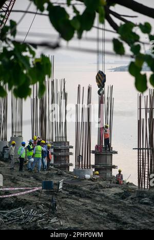 Guwahati, Inde. 27 mars 2023. Les ouvriers de la construction se sont occupés à fabriquer un poteau en béton près de la rivière Brahmaputra à Guwahati. Banque D'Images