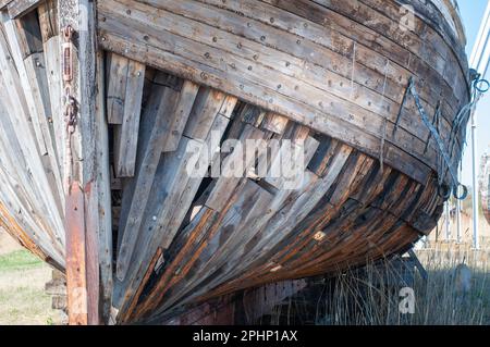 Une épave de navire en bois à l'ancienne et abandonnée se ferme. Face avant d'un ancien littoral abandonné en Estonie Banque D'Images