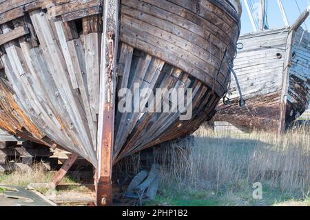 Une épave de navire en bois à l'ancienne et abandonnée se ferme. Face avant d'un ancien littoral abandonné en Estonie Banque D'Images