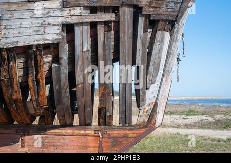 Une épave de navire en bois à l'ancienne et abandonnée se ferme. Banque D'Images