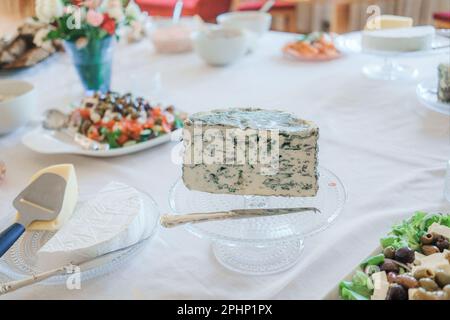 Fromage bleu et autres aliments sur la table, mise au point sélective Banque D'Images