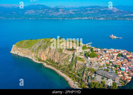 Vue panoramique sur le château d'Akronafplia et la forteresse de Bourtzi à Nafplio, Grèce. Banque D'Images