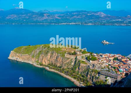 Vue panoramique sur le château d'Akronafplia et la forteresse de Bourtzi à Nafplio, Grèce. Banque D'Images