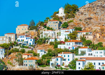 Maisons résidentielles sur la pente de l'île d'Hydra en Grèce. Banque D'Images