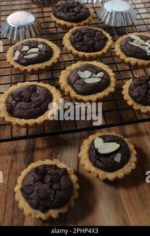 mini chaussons au chocolat sur une table en bois Banque D'Images