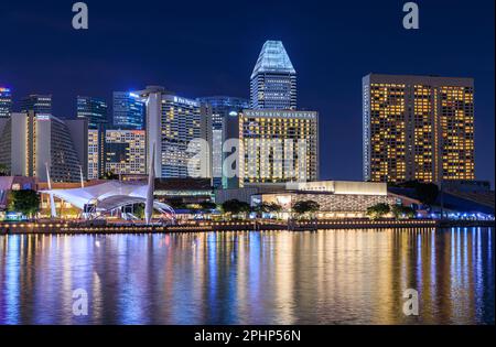 L'Esplanade de nuit, Marina Bay, Singapour Banque D'Images