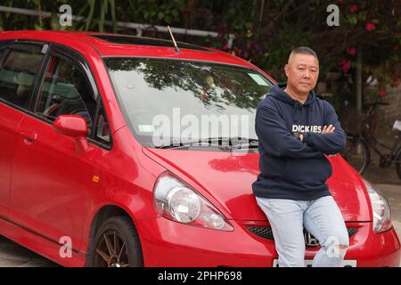 Winnson Wu avec sa voiture dans Tai WO. 14MAR23 SCMP / May TSE Banque D'Images