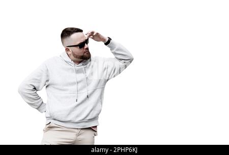 beau boxeur avec barbe sur fond blanc en pull à capuche ou sweat-shirt gris vierge avec espace pour votre logo ou votre design. Banque D'Images