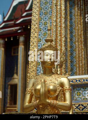 Thaïlande. Bangkok. Grand Palais. Figurine Kinnari dorée. Banque D'Images