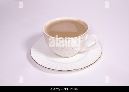 Tasse de café en porcelaine esthétique blanche avec fleurs beiges sur fond blanc classique, image ID: 2PHP8DR Banque D'Images