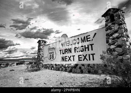 Un panneau original de la route 66 datant des années 1930 se trouve encore près de Needles, Californie. Banque D'Images