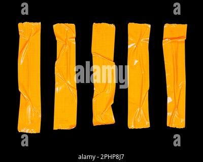 5 morceaux de ruban adhésif orange froissés isolés sur fond noir Banque D'Images