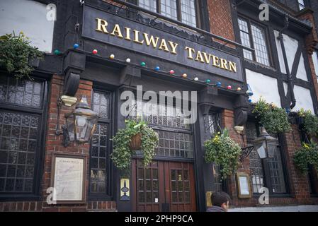 The Railway Tavern public House sur Crouch End Hill, London Borough of Haringey, Angleterre, Royaume-Uni. Banque D'Images