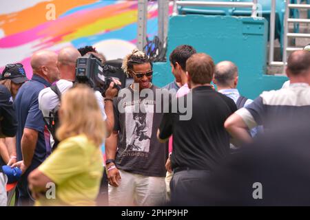 Miami Gardens, États-Unis. 28th mars 2023. MIAMI GARDENS, FLORIDE - MARS 28: MLB New York mets Shortstop Francisco Lindor parler avec Carlos Alcaraz (ESP) après sa victoire contre Tommy Paul (Etats-Unis) lors de l'Open de Miami présenté par Itaú au stade Hard Rock sur 28 mars 2023 à Miami Gardens, Floride. (Photo de JL/Sipa USA) crédit: SIPA USA/Alay Live News Banque D'Images