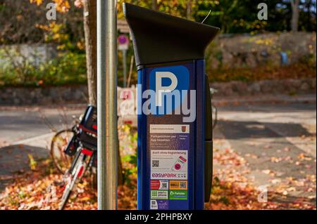 Berlin, Allemagne - 30 octobre 2022: Un guichet de stationnement pour payer une place de stationnement temporaire. Banque D'Images