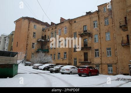 Vyborg, Russie. 28th mars 2023. L'immeuble est situé dans la vieille ville de Vyborg, dans la région de Leningrad, en Fédération de Russie, près de la ville de Saint-Pétersbourg pendant la neige. (Photo de Maksim Konstantinov/SOPA Images/Sipa USA) crédit: SIPA USA/Alay Live News Banque D'Images