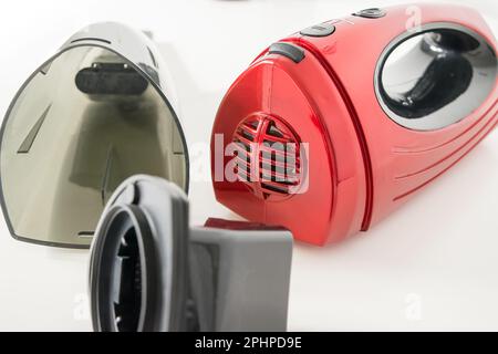 Vue rapprochée d'un aspirateur de voiture rouge Banque D'Images